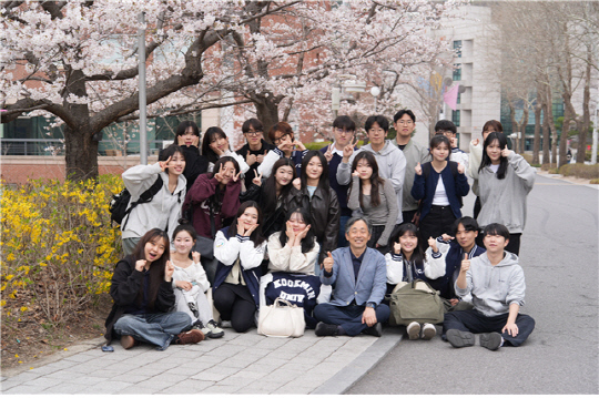 미디어ㆍ광고학부 교수와 학생들이 함께 기념사진을 찍고 있다.    [국민대 제공]